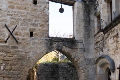 Mittelalterliche Fassade und Durchgang in Viens