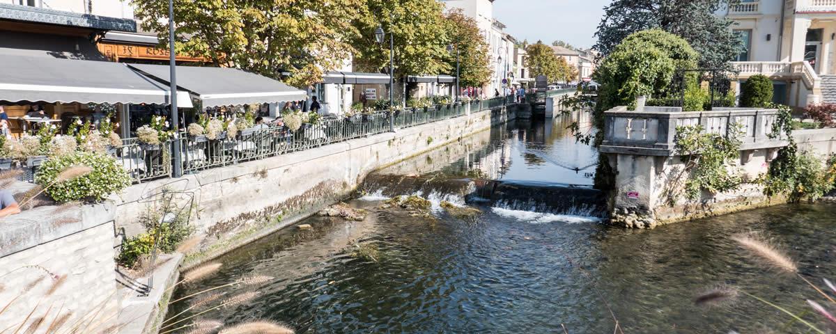 Ufer der Sorgue in der STadt