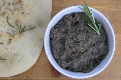 Tapenade mit Weißbrot