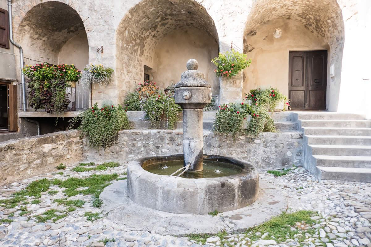Annot Place de la Fontaine