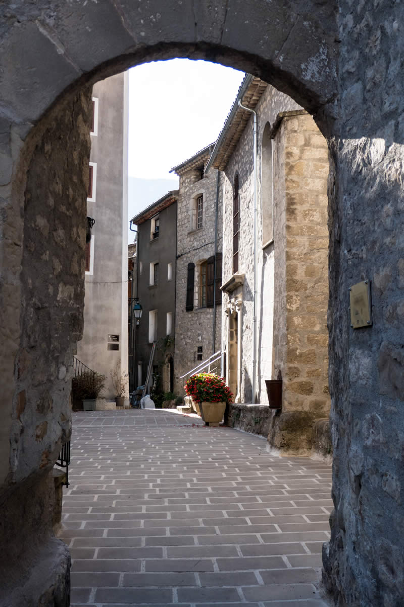 Annot Place d'Eglise