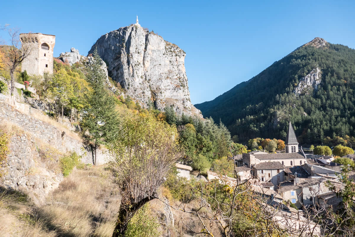 Blick auf Castellane und die Ruinen