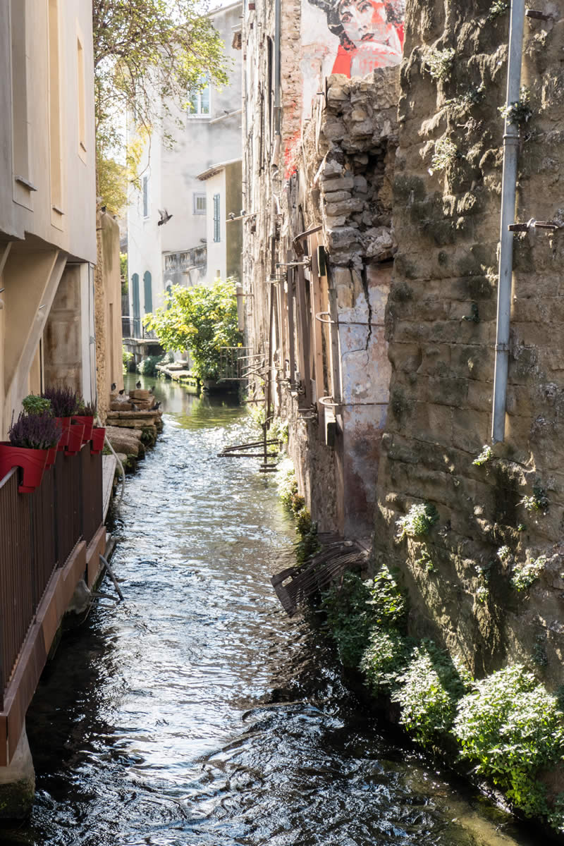 Kanal der Sorgue in der Stadt