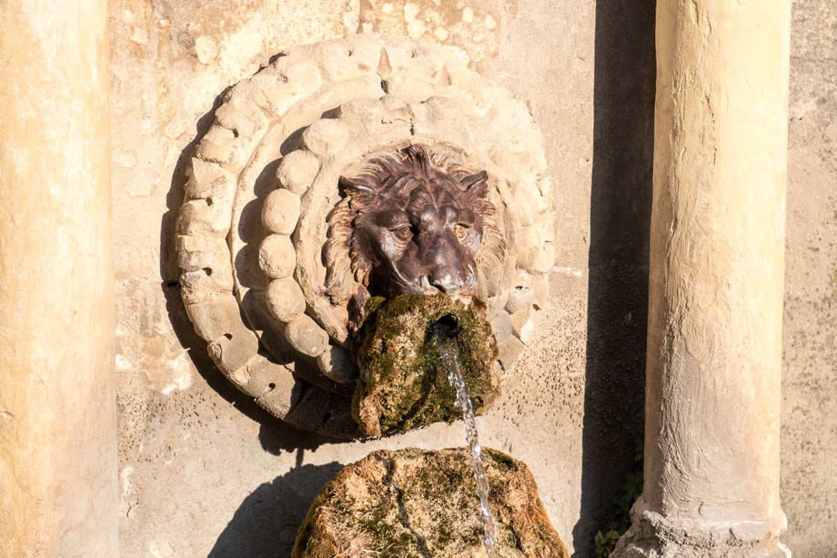 Brunnen mit Löwenkopf Wasserspeier in Lourmarin