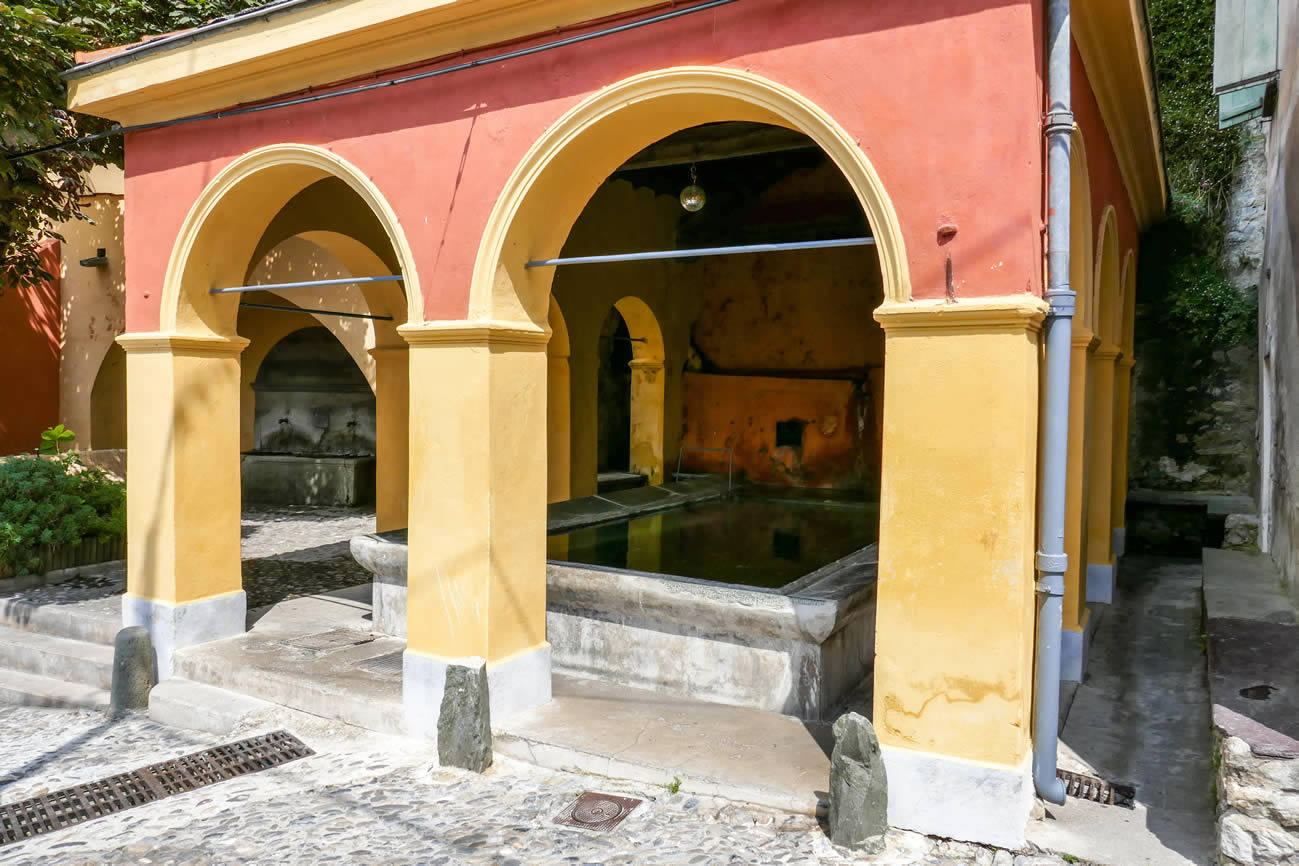 Waschhaus mit Brunnen in Saorge