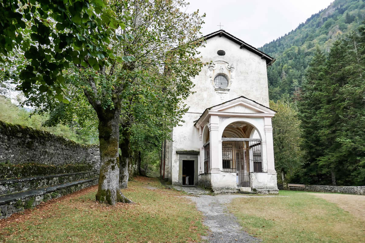 Wallfahrtskirche Notre-Dame-des-Fountaines von außen