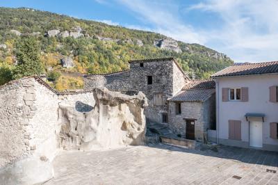 Annot Dorfplatz Grand Rue mit Sandsteinfelsen