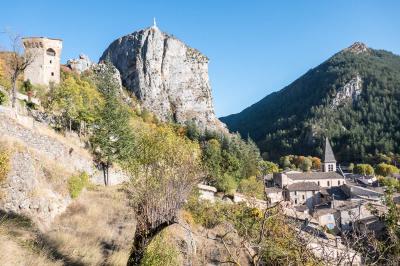 Blick auf Castellane und die Ruinen