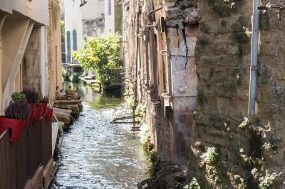 Kanal der Sorgue in der Stadt