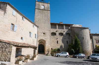 Stadttor und Waschhaus in Viens